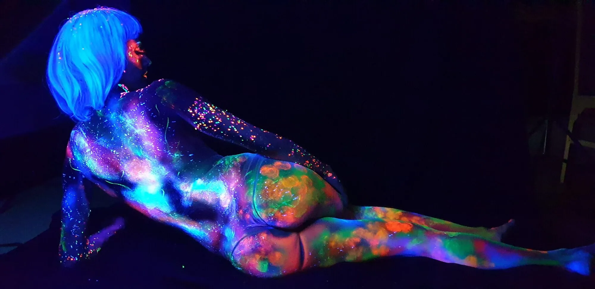 Uv reclining body art